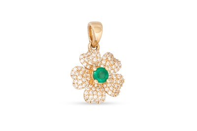 Lot 191 - AN EMERALD AND DIAMOND CLUSTER PENDANT,...
