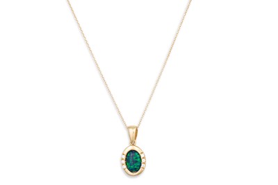 Lot 192 - AN EMERALD AND DIAMOND CLUSTER PENDANT,...