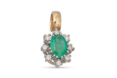 Lot 193 - AN EMERALD AND DIAMOND CLUSTER PENDANT,...