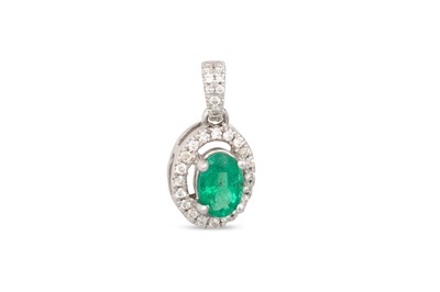 Lot 195 - AN EMERALD AND DIAMOND CLUSTER PENDANT, oval...