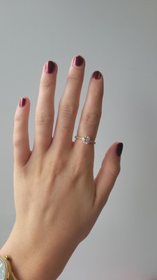 Lot 246 - A DIAMOND SOLITAIRE RING, the round brilliant...
