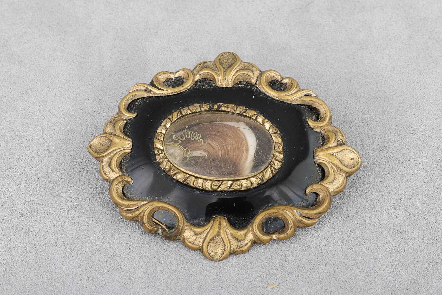 Lot 11 - AN ANTIQUE MOURNING BROOCH, in gilt metal