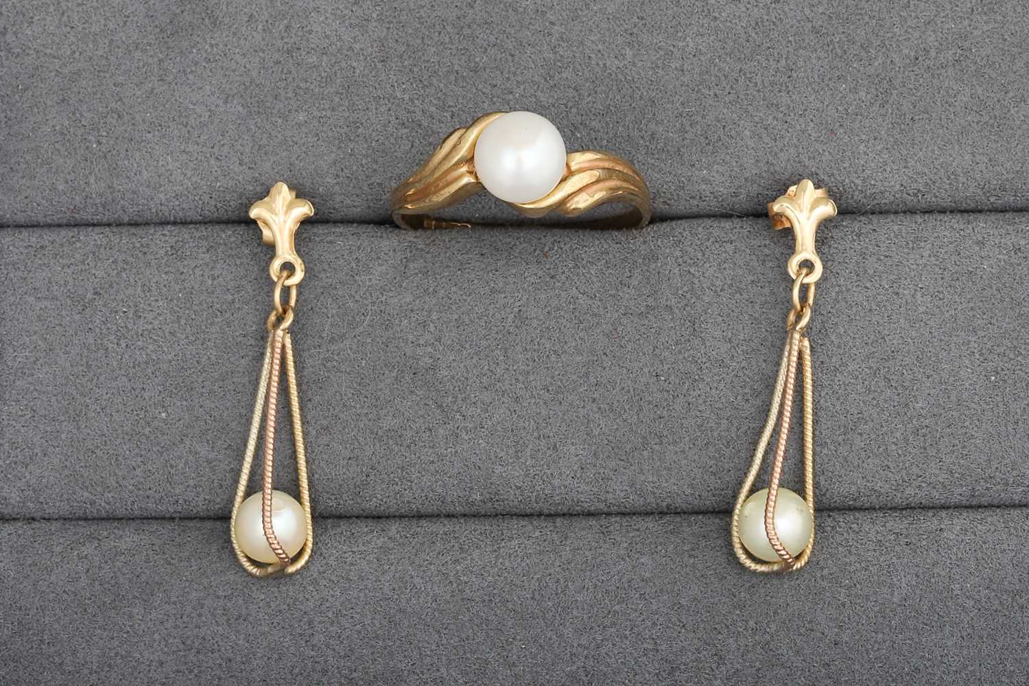 Lot 12 - A 9CT GOLD PEARL SET RING, together with a...