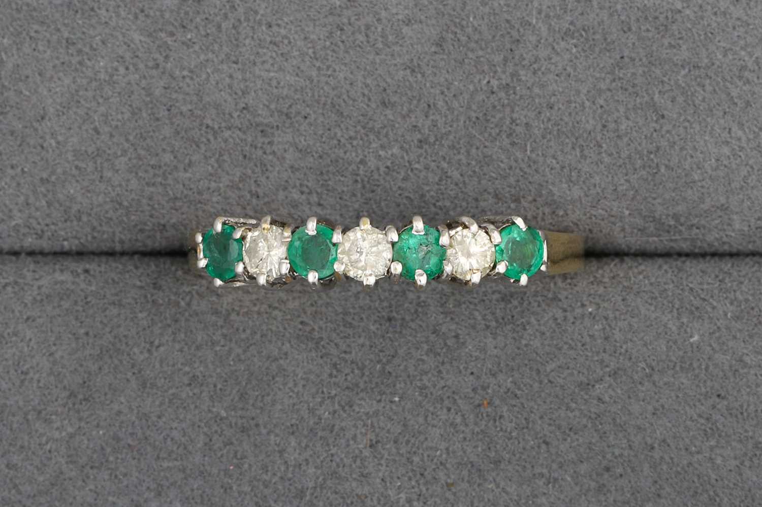 Lot 17 - A DIAMOND AND EMERALD RING, mounted in 18ct...