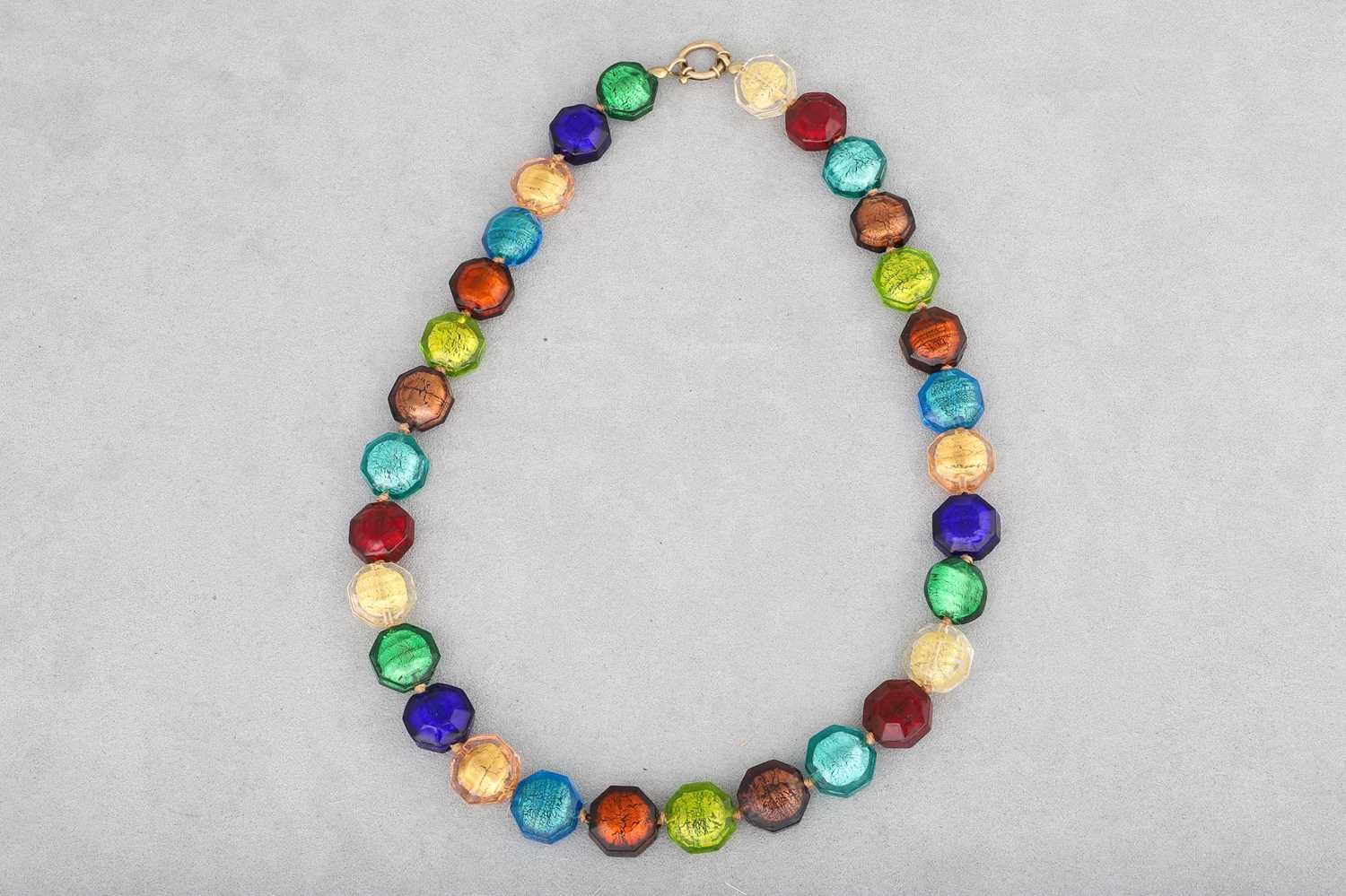 Lot 22 - A VINTAGE GLASS NECKLACE, with a 9ct gold clasp