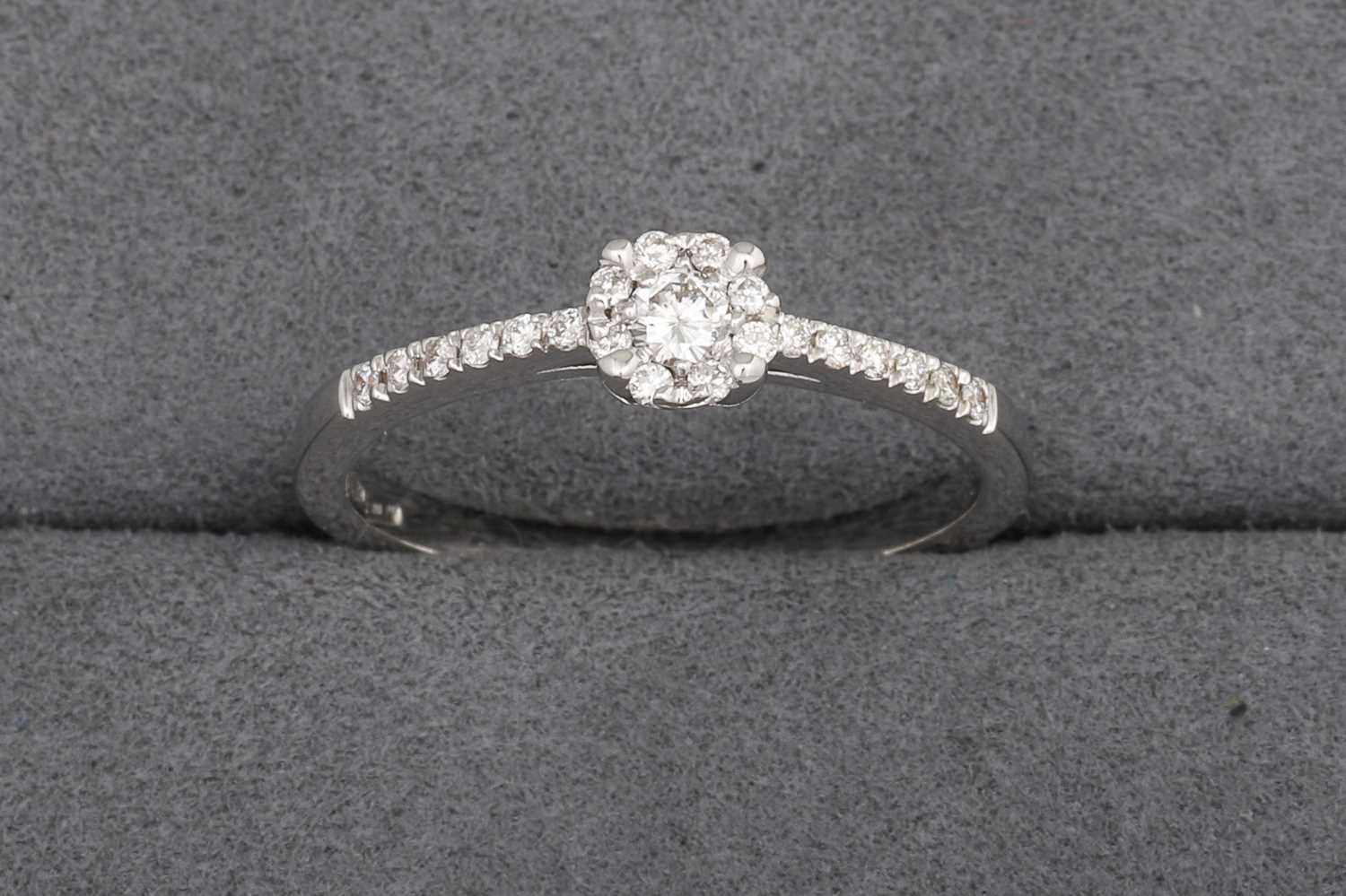Lot 85 - A DIAMOND CLUSTER RING, with diamond set...
