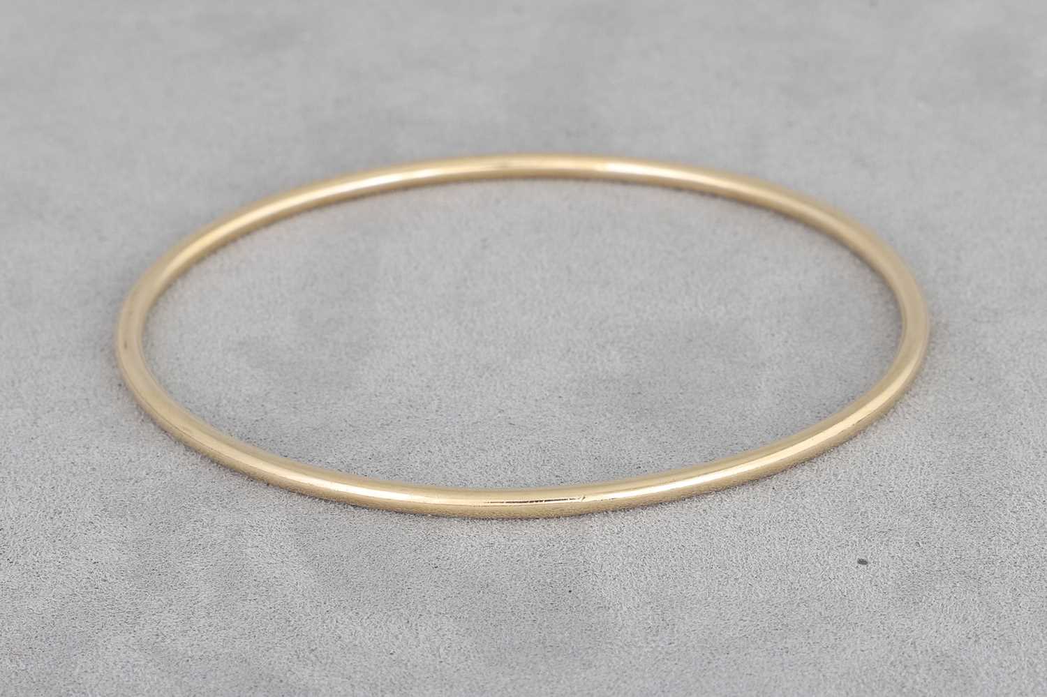 Lot 32 - A 9CT GOLD BANGLE, 10.2 g .