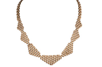Lot 364 - A 9CT YELLOW GOLD FRINGE NECK CHAIN, bark...