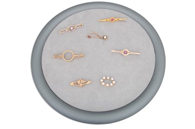 Lot 366 - SEVEN BROOCHES, of various designs, stone &...