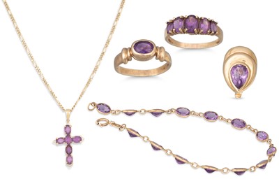 Lot 371 - A SELECTION OF GOLD AND AMETHYST SET ITEMS,...