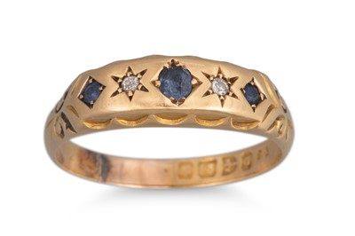 Lot 378 - AN ANTIQUE DIAMOND AND SAPPHIRE RING, mounted...