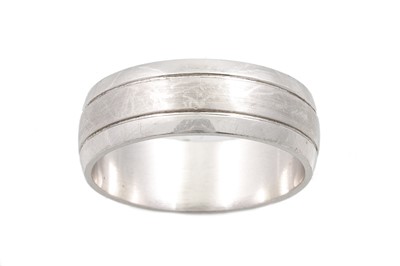 Lot 62 - A GENT'S PLATINUM BAND RING, of ribbed design,...