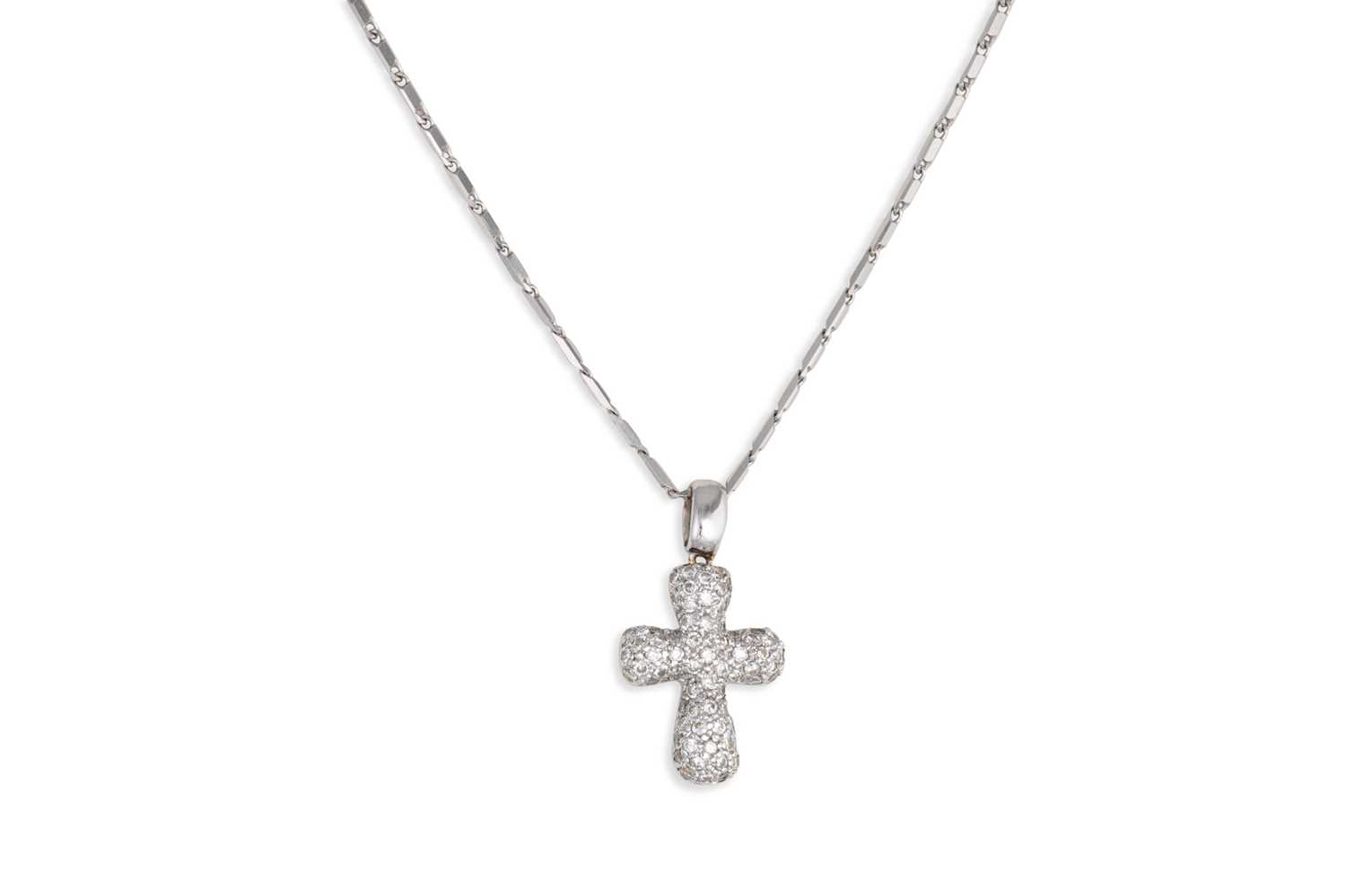 Lot 25 - A DIAMOND SET CROSS, the pavé set diamonds...
