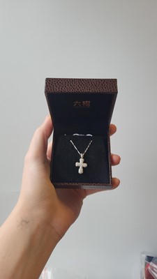 Lot 25 - A DIAMOND SET CROSS, the pavé set diamonds...