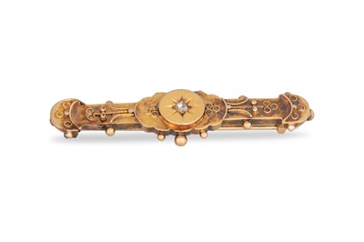 Lot 404 - AN ANTIQUE VICTORIAN 15CT GOLD DIAMOND SET BAR...