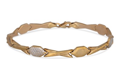 Lot 230 - A 9CT YELLOW GOLD PANEL BRACELET, 3.7 g.