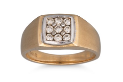 Lot 202 - A 14CT YELLOW GOLD DIAMOND SET GENT'S CLUSTER...