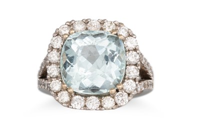 Lot 328 - AN AQUAMARINE AND DIAMOND CLUSTER RING, the...