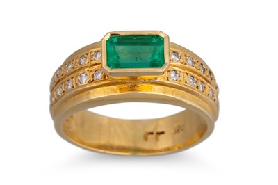Lot 332 - AN EMERALD RING, the rectangular emerald to...