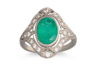 Lot 362 - AN EMERALD AND DIAMOND PLAQUE CLUSTER RING,...