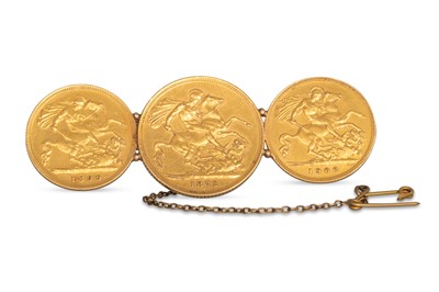 Lot 169 - A 22 CT GOLD SOVEREIGN BAR BROOCH, one 1872...