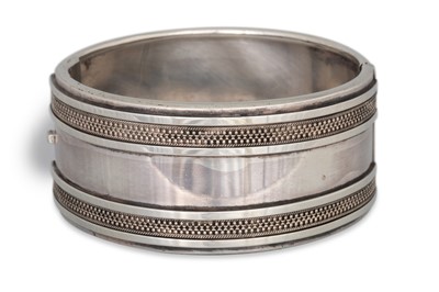 Lot 416 - A VINTAGE CONTINENTAL SILVER BANGLE, with...