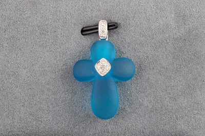 Lot 157 - A BLUE TOPAZ AND DIAMOND PENDANT, carved cross...