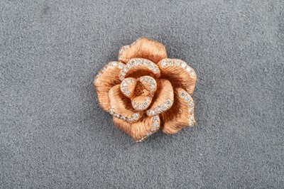 Lot 200 - A DIAMOND SET FLOWER PENDANT, in 18ct rose gold