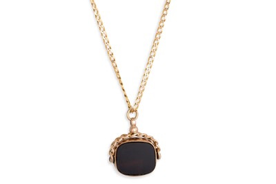 Lot 82 - AN ANTIQUE 9CT GOLD CARNELIAN SET SWIVEL FOB,...