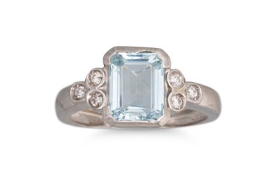 Lot 284 - AN AQUAMARINE AND DIAMOND RING, the...