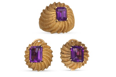 Lot 286 - A 1960S AMETHYST SET BOMBÉ STYLE RING, in...