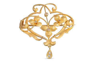 Lot 324 - A VINTAGE DIAMOND BROOCH, of naturalistic...