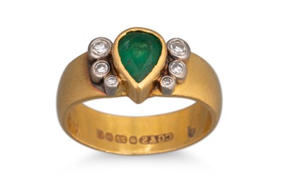 Lot 182 - A VINTAGE EMERALD AND DIAMOND SET RING,...