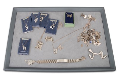 Lot 89 - A COLLECTION OF VINTAGE SILVER JEWELLERY,...