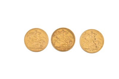 Lot 471 - A SET OF THREE GOLD FULL SOVEREIGN ENGLISH...