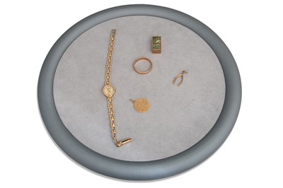 Lot 442 - A COLLECTION OF VINTAGE 9CT GOLD ITEMS TO...