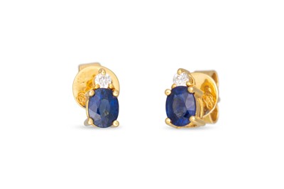 Lot 28 - A PAIR OF DIAMOND AND SAPPHIRE STUD EARRINGS,...