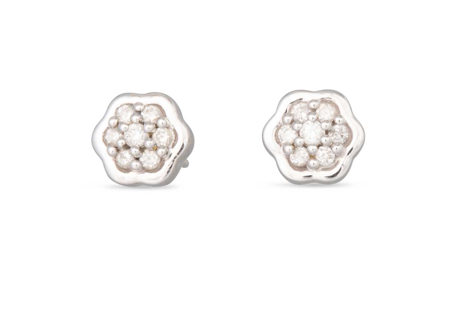 Lot 30 - A PAIR OF DIAMOND DAISY CLUSTER EARRINGS,...