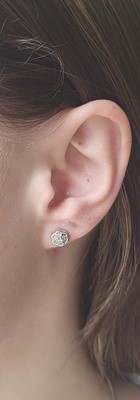 Lot 30 - A PAIR OF DIAMOND DAISY CLUSTER EARRINGS,...