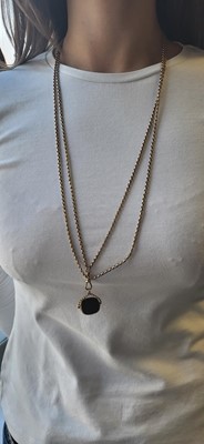 Lot 39 - AN ANTIQUE GOLD MUFF CHAIN & SEAL, set with...