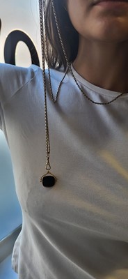 Lot 39 - AN ANTIQUE GOLD MUFF CHAIN & SEAL, set with...