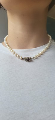 Lot 58 - A CULTURED PEARL NECKLACE, with a 9ct gold...