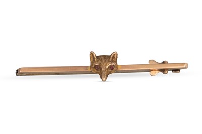 Lot 59 - A VINTAGE 9CT GOLD FOX HEAD BAR BROOCH, 5 cm...
