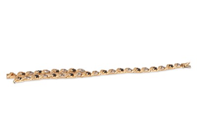 Lot 61 - A DIAMOND AND SAPPHIRE BRACELET, the round...