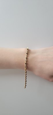 Lot 61 - A DIAMOND AND SAPPHIRE BRACELET, the round...
