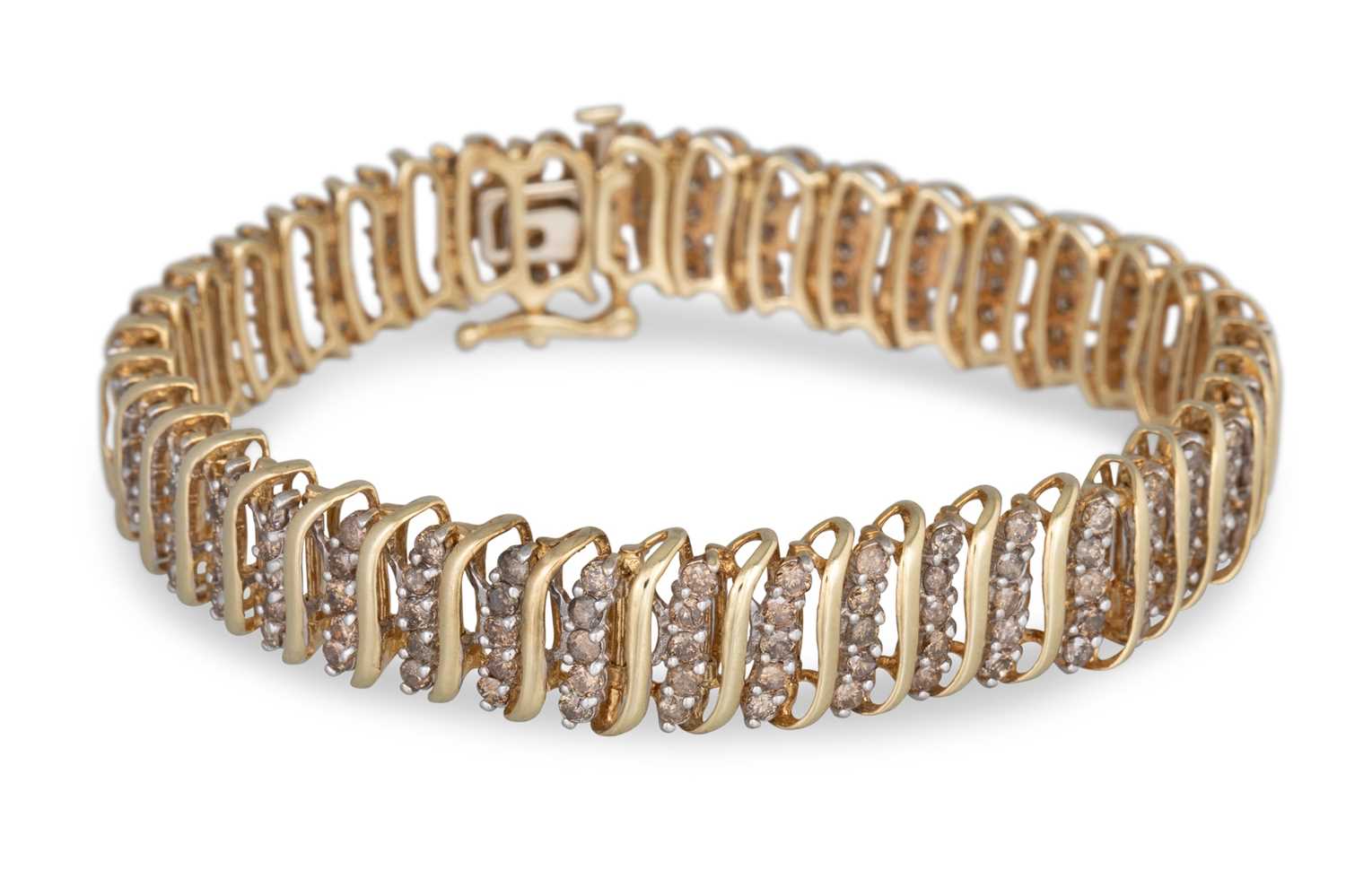 Lot 64 - A DIAMOND BRACELET, the round champagne...
