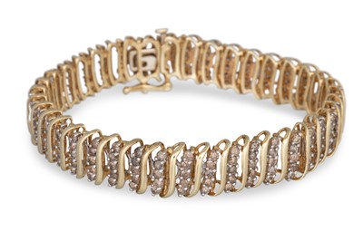 Lot 64 - A DIAMOND BRACELET, the round champagne...