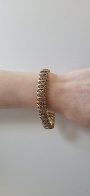 Lot 64 - A DIAMOND BRACELET, the round champagne...