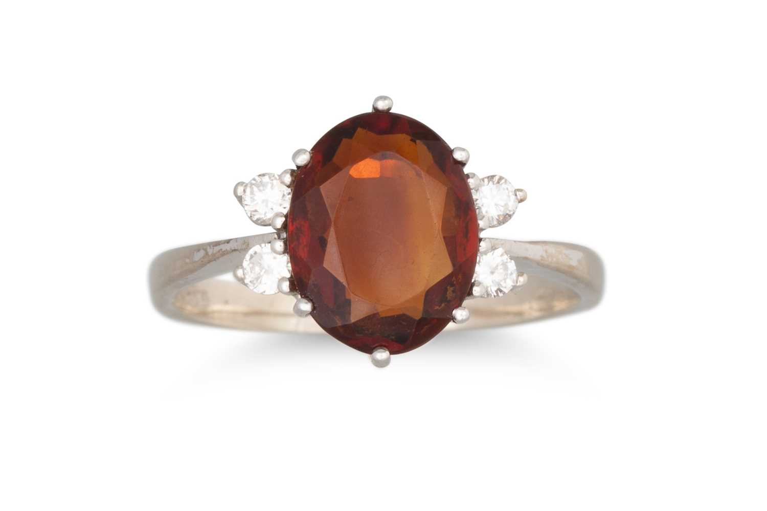 Lot 69 - A DIAMOND AND QUARTZ CLUSTER RING, the oval...