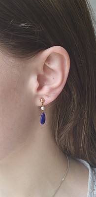 Lot 71 - A PAIR OF LAPIS LAZULI AND PEARL EARRINGS,...